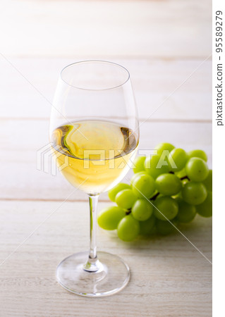 White wine and grapes 95589279