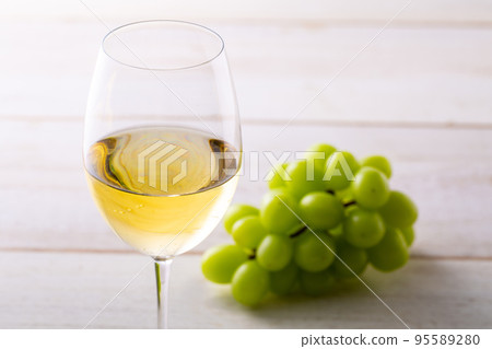 白葡萄酒和葡萄 白葡萄酒和葡萄 95589280