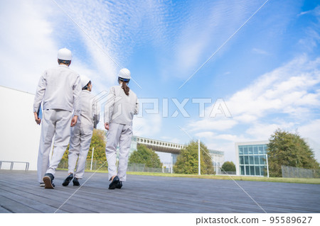 The back view of a refreshing engineer 95589627
