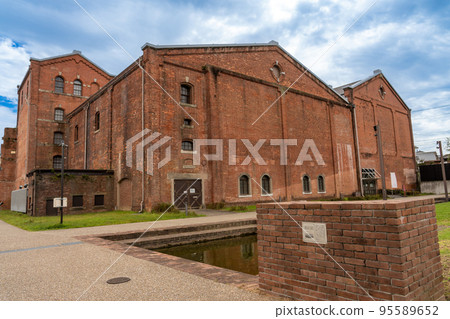 The filtration pond on the north side of the Handa Red Brick Building of the Kabuto Beer factory in Handa City, Aichi Prefecture 95589652