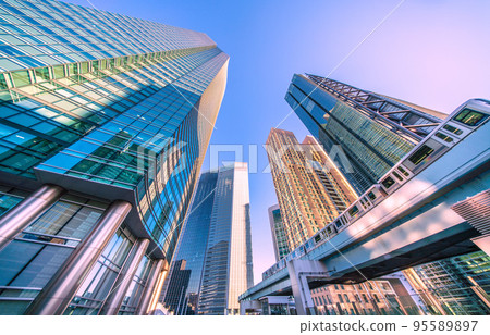 日本 10 月的東京城市景觀。濱水措施顯著放鬆……汐留商業區仍然空無一人……=10月20日 95589897