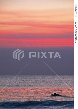 在日落時衝浪，庫塔海灘，巴厘島 95589906