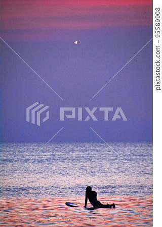 Surfing in the sunset, Kuta Beach, Bali 95589908