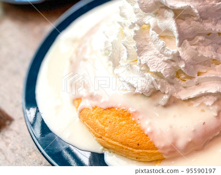 Fresh cream pancake close-up 95590197