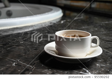 大理石桌上的熱咖啡,咖啡,coffee,馬克杯 大理石桌上的熱咖啡,咖啡,coffee,馬克杯 95590202