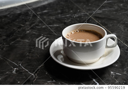 大理石桌上的熱咖啡,咖啡,coffee,馬克杯 大理石桌上的熱咖啡,咖啡,coffee,馬克杯 95590219