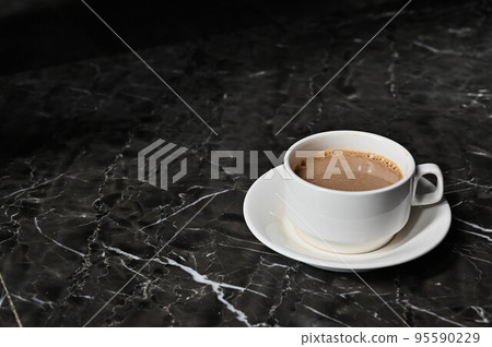 大理石桌上的熱咖啡，咖啡，coffee，馬克杯 95590229