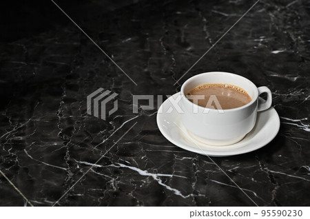 大理石桌上的熱咖啡，咖啡，coffee，馬克杯 95590230