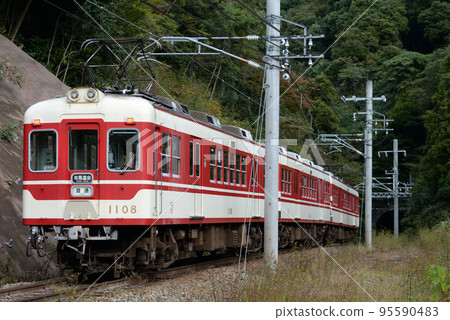 前往有馬溫泉的神戶電鐵 1100 系列是最古老的兩門列車。 95590483