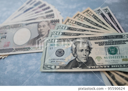 日元和美元紙幣 95590624