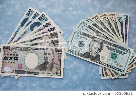 Japanese yen and US dollar banknotes 95590631
