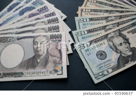 Japanese yen and US dollar banknotes 95590637