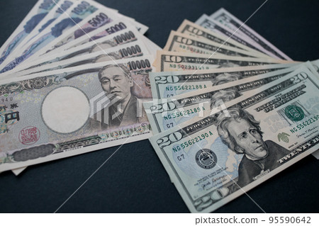 日元和美元紙幣 日元和美元紙幣 95590642