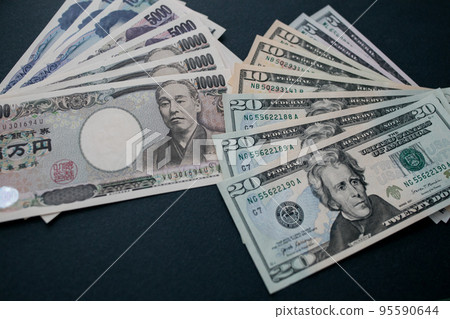 Japanese yen and US dollar banknotes 95590644