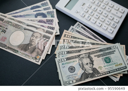 Japanese yen and US dollar banknotes 95590649