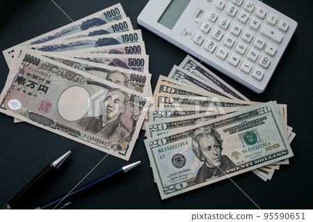 日元和美元紙幣 95590651