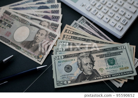 日元和美元紙幣 95590652