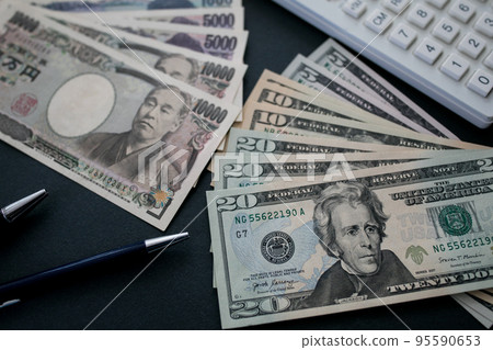 日元和美元紙幣 95590653