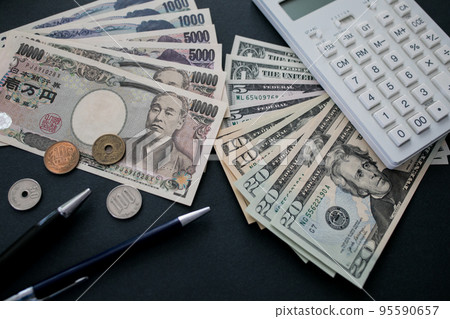 Japanese yen and US dollar banknotes 95590657