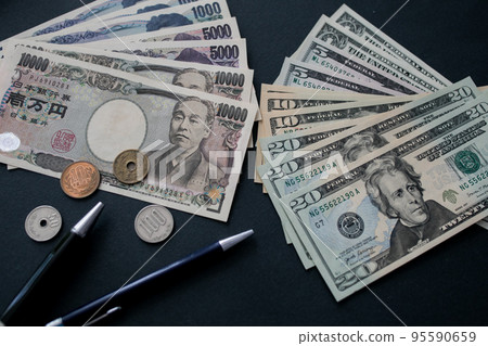 Japanese yen and US dollar banknotes 95590659