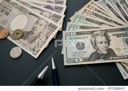 Japanese yen and US dollar banknotes 95590663