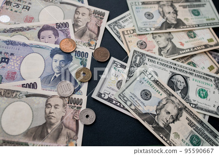 日元和美元紙幣 95590667