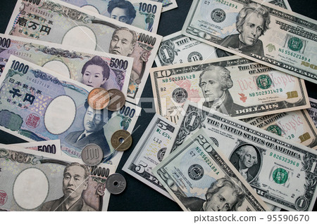 日元和美元紙幣 95590670