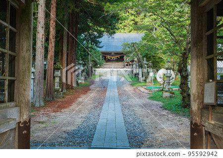 [Ariakeyama Shrine] Looking at the main building from the Yumei Gate [Azumino City] 95592942