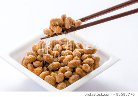 大納豆包。用筷子夾起納豆。 大納豆包。用筷子夾起納豆。 95593776