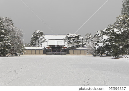 京都御所兼靈門，雪間的雪景 95594837