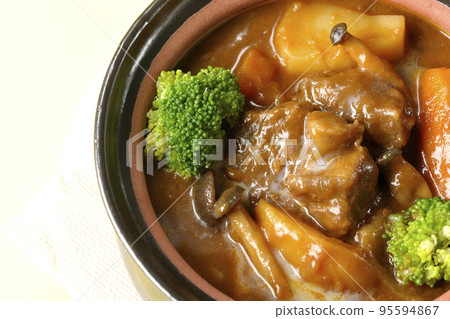 A bird's-eye view of beef stew with many ingredients such as broccoli, carrots, and shimeji mushrooms in a pot A bird's-eye view of beef stew with many ingredients such as broccoli, carrots, and shimeji mushrooms in a pot 95594867