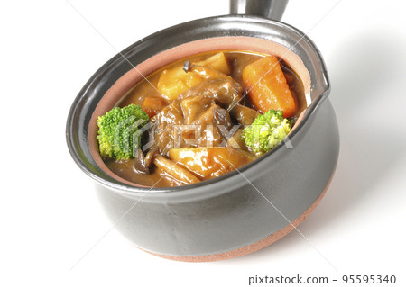 Shoot a beef stew with many ingredients such as broccoli, carrots, and shimeji mushrooms in a pot with a white background Shoot a beef stew with many ingredients such as broccoli, carrots, and shimeji mushrooms in a pot with a white background 95595340