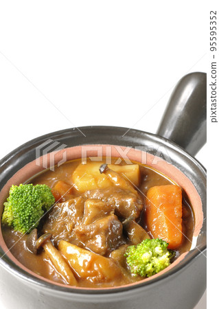 Shoot a beef stew with many ingredients such as broccoli, carrots, and shimeji mushrooms in a pot with a white background Shoot a beef stew with many ingredients such as broccoli, carrots, and shimeji mushrooms in a pot with a white background 95595352