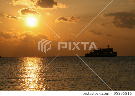 夕陽映照在吉野川和光的道路上 95595816