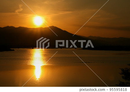 夕陽映照在吉野川和光的道路上 95595818