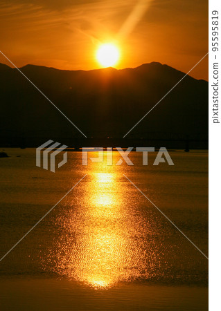 夕陽映照在吉野川和光的道路上 95595819