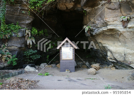 Sea cave under Kannonzaki lighthouse and Kannon Sea cave under Kannonzaki lighthouse and Kannon 95595854