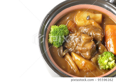 在白色背景的鍋裡鳥瞰燉牛肉，裡面有許多配料，如西蘭花、胡蘿蔔和石米吉蘑菇 95596162
