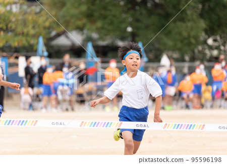 在賽跑中獲得一等獎的小學生 95596198