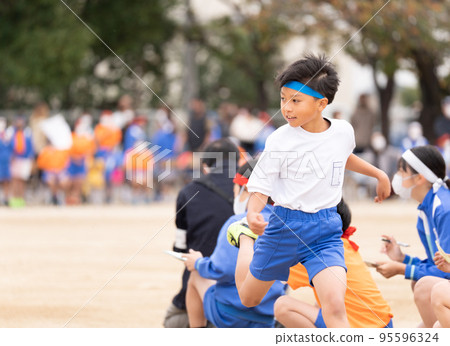 在賽跑中獲得一等獎的小學生 95596324