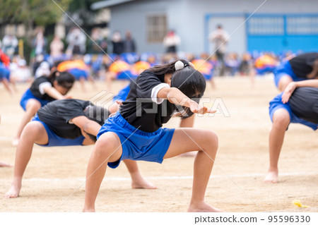 小學生在運動會上跳索蘭武士舞 95596330