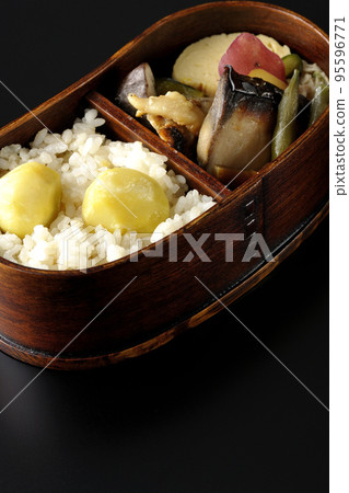 栗子飯、番薯等秋季風味的便當盒 95596771