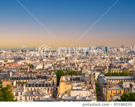 看從蒙馬特小山的黃昏的巴黎 95596859