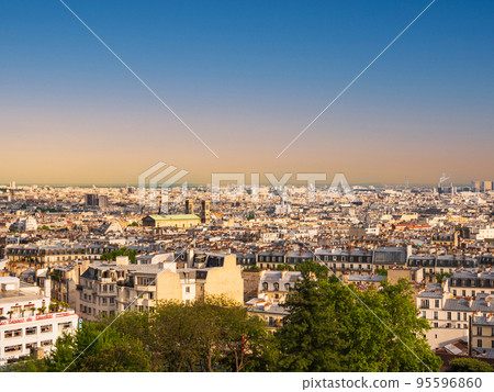 看從蒙馬特小山的黃昏的巴黎 看從蒙馬特小山的黃昏的巴黎 95596860