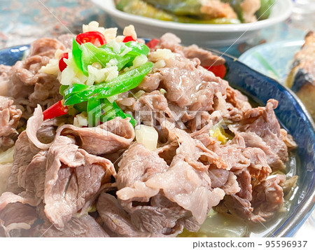 中國四川菜，酸辣湯（辣牛肉煮） 95596937