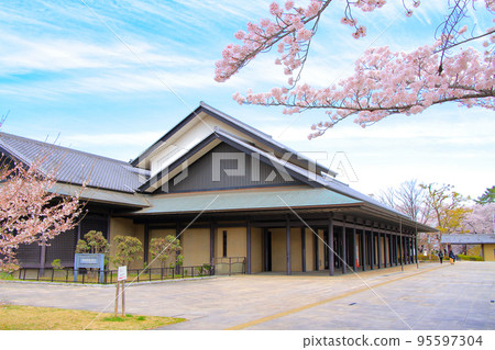 名古屋市的風景、名古屋野樂堂和盛開的櫻花 名古屋市的風景、名古屋野樂堂和盛開的櫻花 95597304