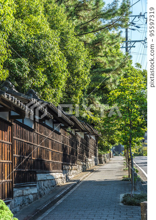 《Aichi Prefecture》Nagoya City Tokugawa garden wall in spring surrounded by fresh greenery 《Aichi Prefecture》Nagoya City Tokugawa garden wall in spring surrounded by fresh greenery 95597319