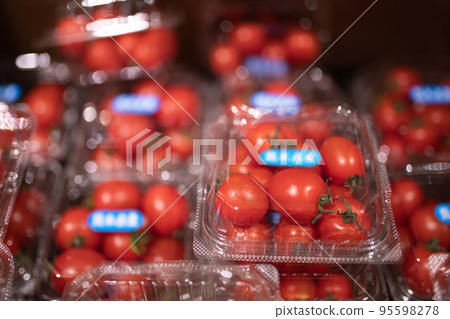 Mini tomatoes in many packs 95598278