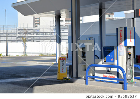 在氫氣站填充的氫氣巴士 95598637