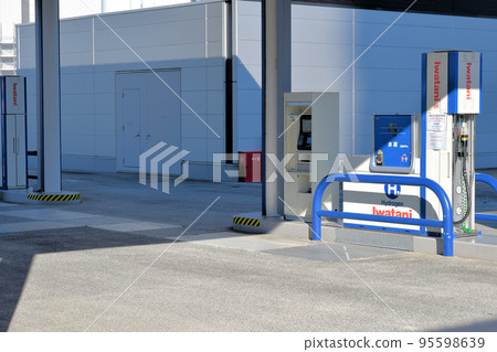 Hydrogen bus filled at a hydrogen station 95598639